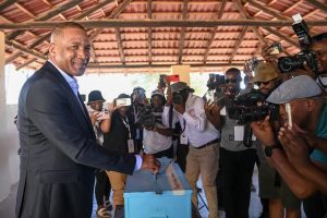 Duma Boko presidentde l'UDC effectuant son vote devant les cameras de la Presse nationale et internationale